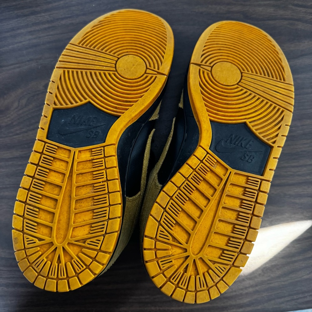 Nike SB Dunk Low Iowa Sneakers - Picture 7 of 10